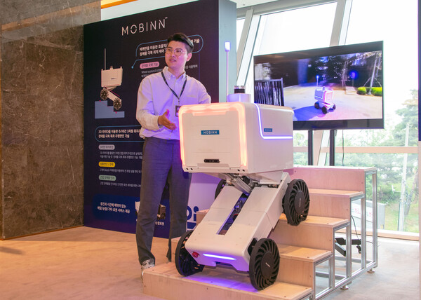 라스트마일 배송 로봇 전문 기업 모빈 관계자가 배송 로봇에 대해 설명하는 모습.사진=현대차그룹