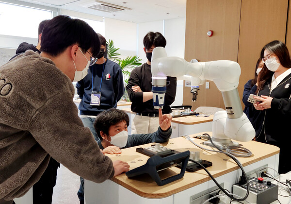  분당두산타워 내 위치한 두산로보틱스 공식교육센터에서 학생들이 협동로봇 관련 교육을 수강하고 있다. 사진=두산로보틱스