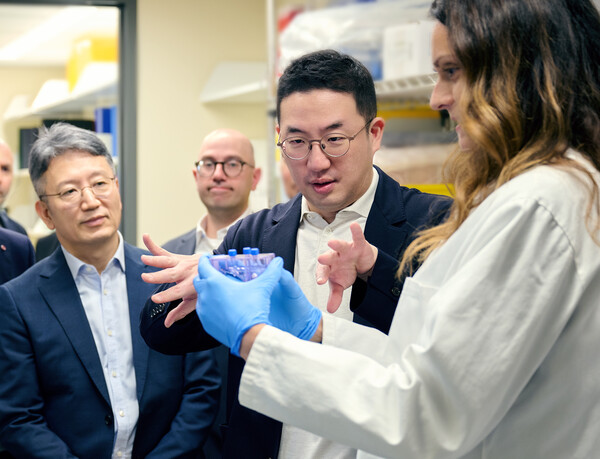 구광모 (주)LG 대표가 현지시간 21일 미국 보스턴의 다나파버 암 센터를 방문해 세포치료제 생산 시 항암 기능을 강화시킨 세포를 선별하는 과정에 대한 설명을 듣고 있다. 사진=LG