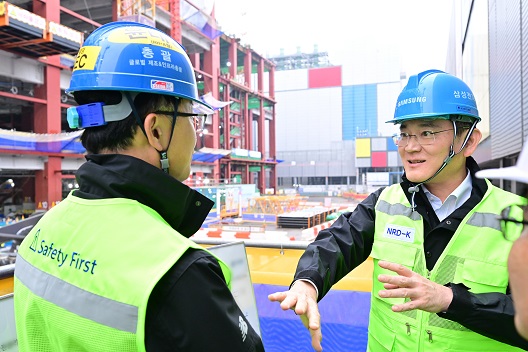 이재용 삼성전자 회장이 지난 10월 19일 경기 용인시 삼성전자 기흥캠퍼스에 방문해 연구개발(R&D) 단지 건설현장을 점검하고 있다. /사진=삼성전자