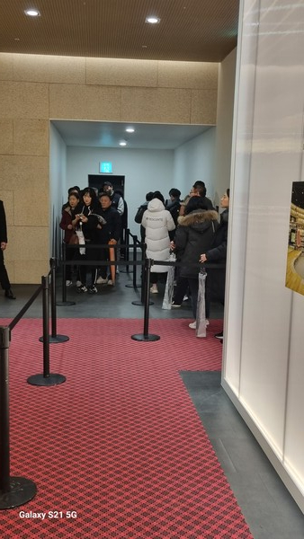 84㎡C 유닛 입장을 위해 기다리는 관람객들. 계단 아래까지 긴 줄이 이어졌다. 사진=성승제 기자 