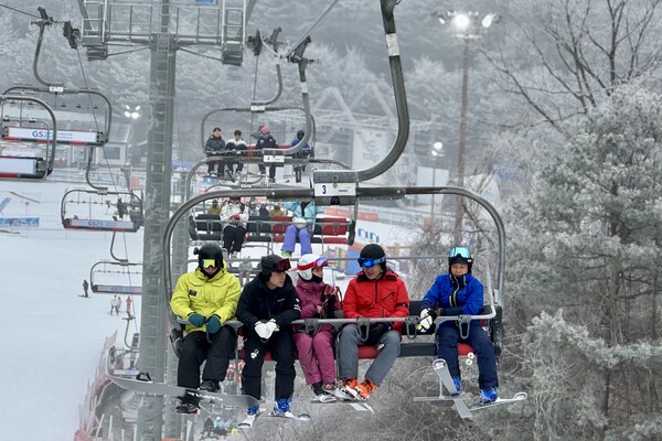 허윤홍 GS건설 대표(오른쪽 두번째)가 지난 17일 직원들과 강원도 춘천시 엘리시안 강촌에서 스키행사를 진행하고 있는 모습. 사진=GS건설 제공