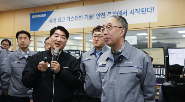 박지원 두산에너빌리티 회장(오른쪽)이 초대형 가스터빈 정격부하 성능시험 현장을 살펴보고 있다. 사진=두산에너빌리티 제공