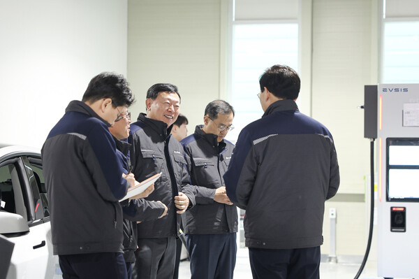 신동빈 롯데 회장(왼쪽에서 세번째)의 이브이시스 신공장 방문 모습. 사진=롯데그룹 제공