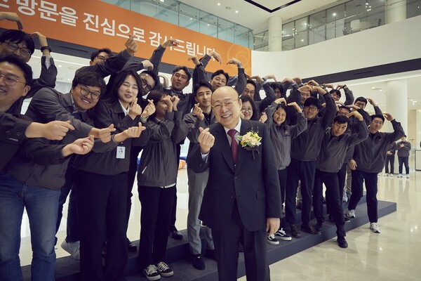 김승연 한화그룹 회장(가운데)의 한화에어로스페이스 대전 R&D 캠퍼스 방문