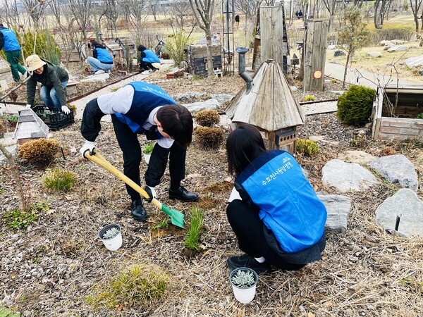 동양생명 임직원들이 식물 심기 봉사활동을 하는 모습. 사진=동양생명